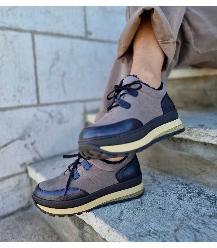 moldeo de pies con los Zapato deportivo cuña Kitty puestos