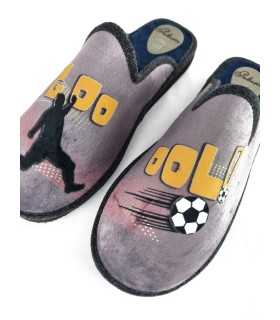 Detalle de la palabra Gooool y jugador en zapatilla casa Pelusin