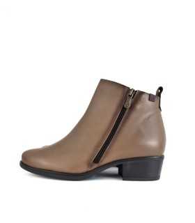 Botin mujer tacon bajo piel beige de Pepe Menargues