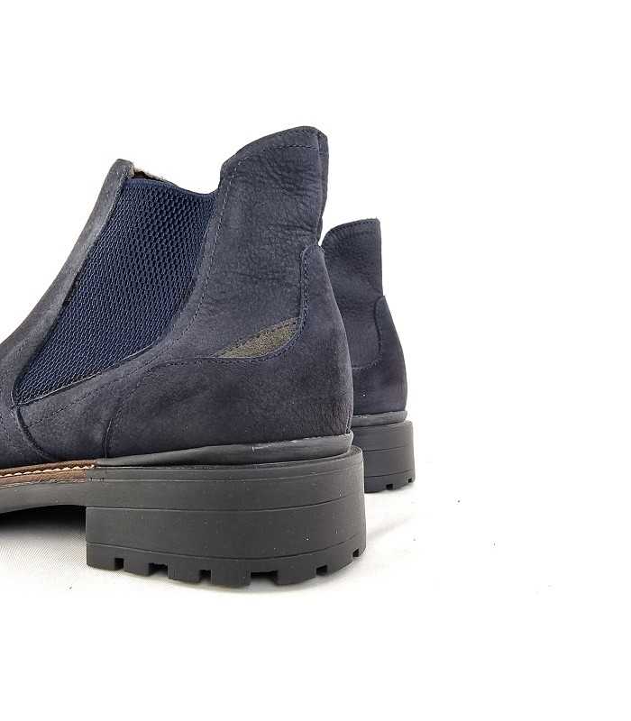 Detalle del elástico lateral en botín Chelsea para hombre color azul