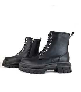 Detalle de la cremallera y cordones de la Botas militar Etna en piel negra de Yumas