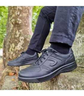 Zapatos sport negro cordón membrana Grisport piuestos en un hombre