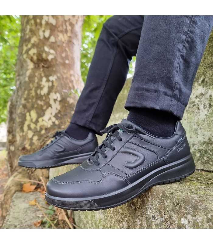 Zapatos sport negro cordón membrana Grisport piuestos en un hombre
