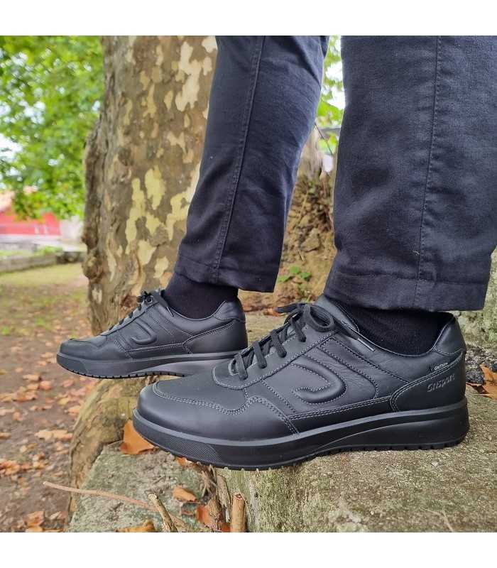 Hombre luciendo los Zapatos sport negro cordón membrana Grisport puestos