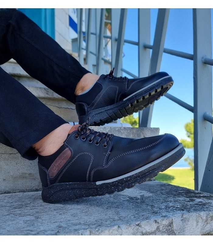 Zapato cordones hombre negro de Clayan puestos posando en una escalera