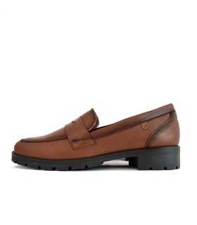 Vista de perfil del zapato mocasín de mujer en piel camel de Valerias