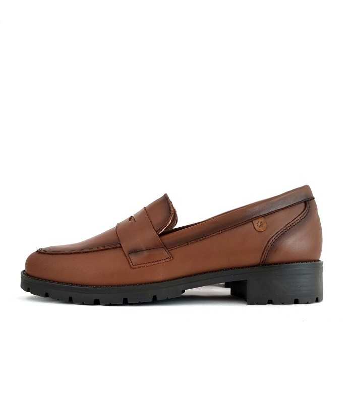 Vista de perfil del zapato mocasín de mujer en piel camel de Valerias
