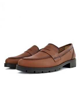 Vista de medio perfil del zapato mocasín de piel marrón claro de Valerias