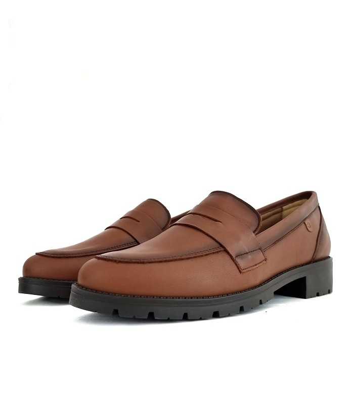 Vista de medio perfil del zapato mocasín de piel marrón claro de Valerias