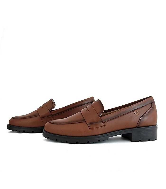 Vista de los dos perfiles de Zapato mocasin mujer piel camel de Valerias