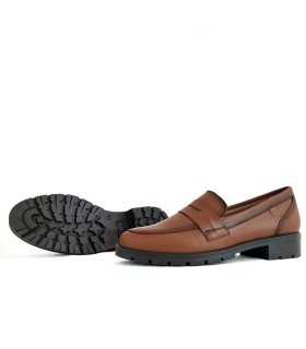Vista de la suela de goma del mocasín camel para mujer de Valerias