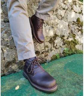 Bota hombre piel marron chocolate de Himalaya en un hombre posando con pantalon beige