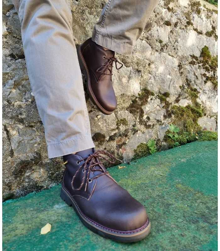 Bota hombre piel marron chocolate de Himalaya en un hombre posando con pantalon beige