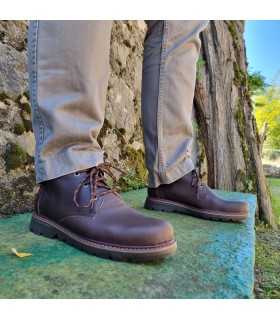Bota hombre piel marron chocolate de Himalaya puestas en un hombre