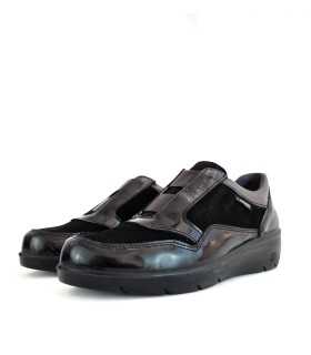 Zapato horma amplia cuña piel negro de Laura Azaña para mujer, vista de medio perfil