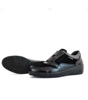 Zapato horma amplia cuña piel negro de Laura Azaña para mujer