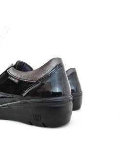 Zapato horma amplia cuña piel negro de Laura Azaña para mujer, vista trasera