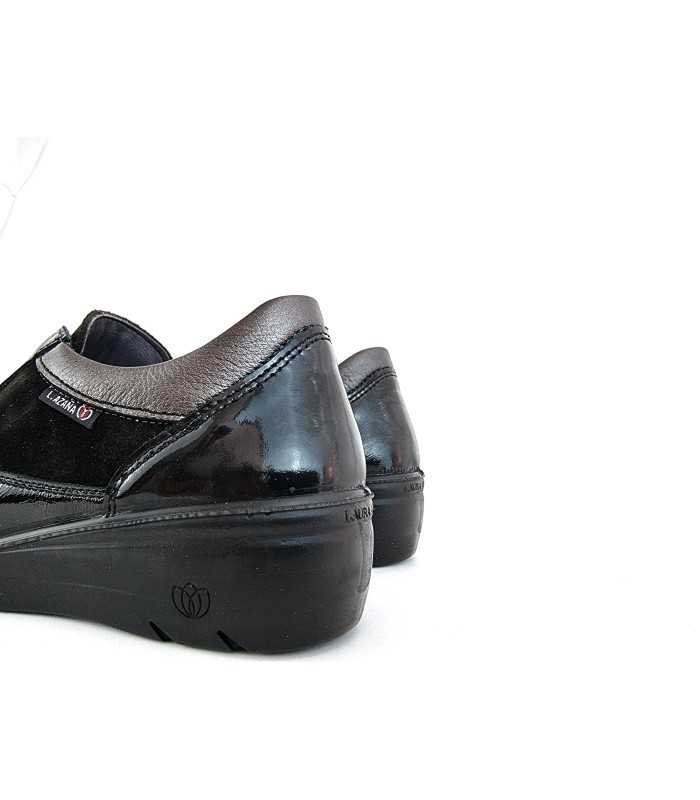 Zapato horma amplia cuña piel negro de Laura Azaña para mujer, vista trasera