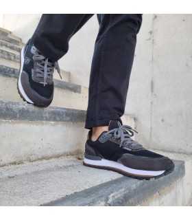 Hombre con la Zapatilla deportiva para hombre con waterproof modlelo T500 del Coronel Tapioca negro