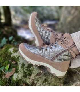 Modelo con botas del Coronel Tapioca donde se ve la cremallera puestas
