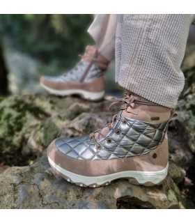 Botas mujer resistente al agua acolchada de Coronel Tapioca puestas vistas de perfil sobre rocas