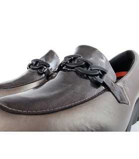 Foto del detalle de la pala:
Adorno de hebilla en zapato mocasín piel nacarada Doctor Cutillas