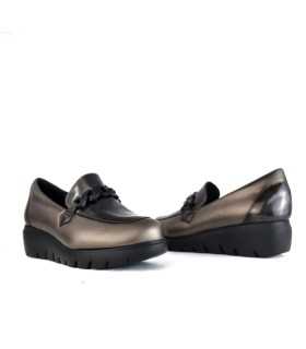 Vista de los dos perfiles del Zapatos mocasin piel nacarada del Doctor Cutillas