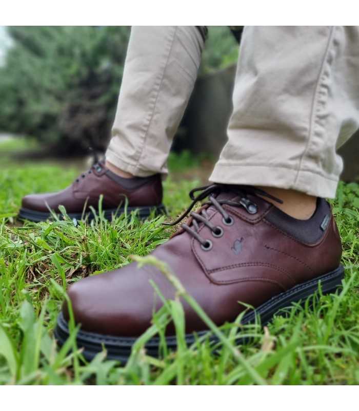 Zapato piel marrón con cordones impermeable  de Himalaya puesto en un hombre