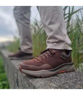 Modelo con las Zapatillas Benago relax fit marrones waterproof de Skechers puestas.