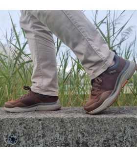 Zapatillas Benago relax fit marrones puestas waterproof de Skechers