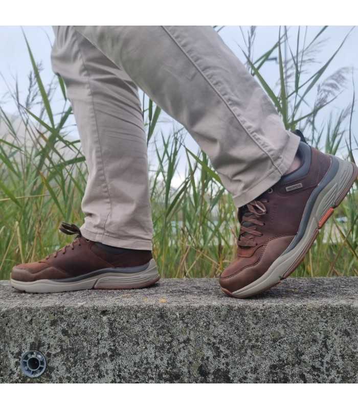 Zapatillas Benago relax fit marrones puestas waterproof de Skechers