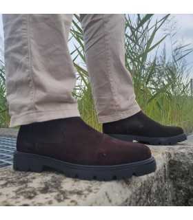 Hombre posando con los Botines Chelsea hombre marrón de Hold visto de lado puestos