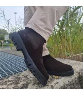 Hombre luciendo el Botín Chelsea en piel marrón de Hold, combinando estilo casual con elegancia en un diseño clásico