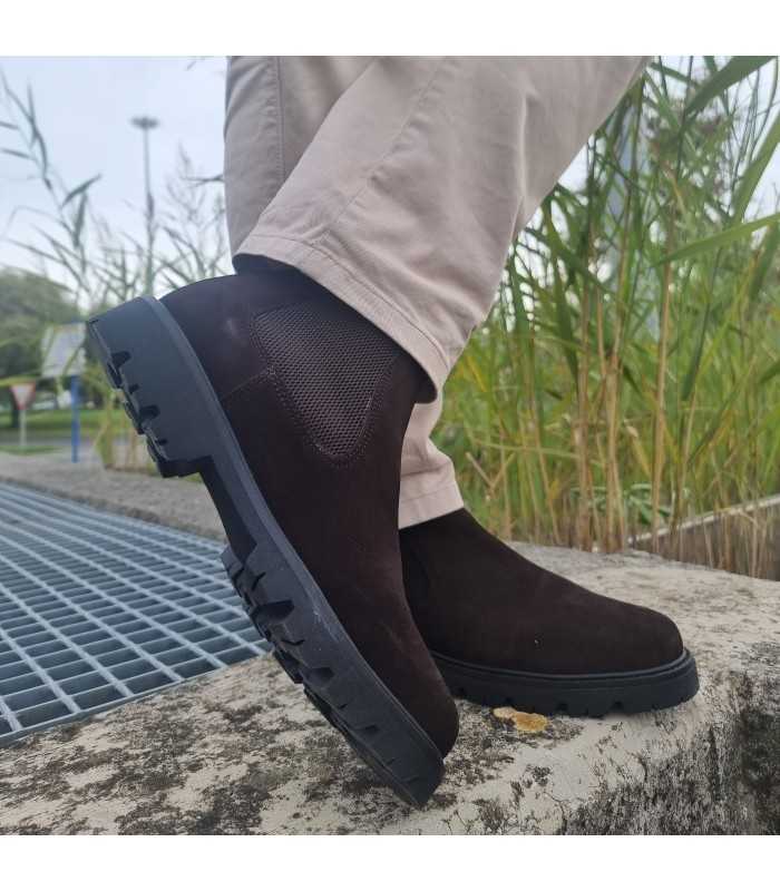 Hombre luciendo el Botínes Chelsea en piel marrón de Hold, combinando estilo casual con elegancia en un diseño clásico