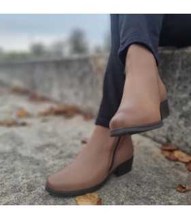 Botin mujer tacon bajo piel beige de Pepe Menargues