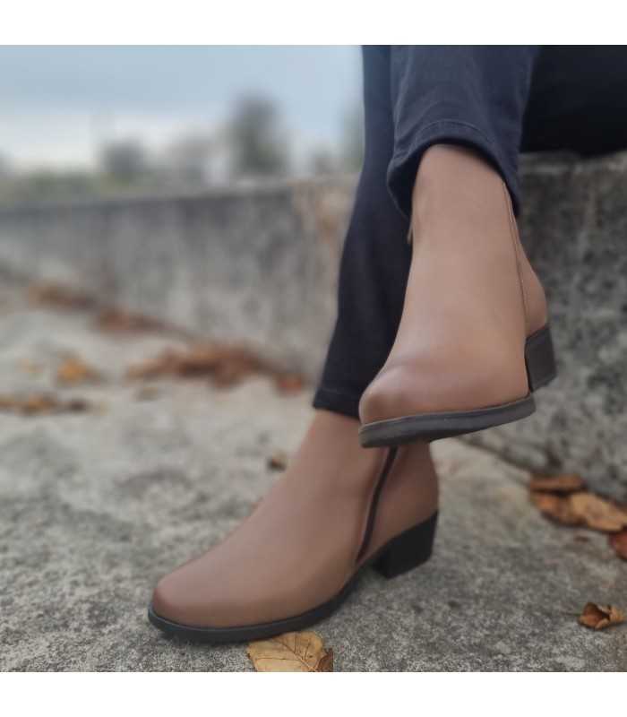 Botin mujer tacon bajo piel beige de Pepe Menargues
