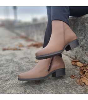Botin mujer tacon bajo piel beige de Pepe Menargues