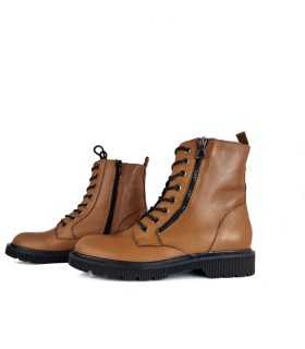 Bota estilo militar waterdrops camel de Rizzoli, vista de las dos cremalleras