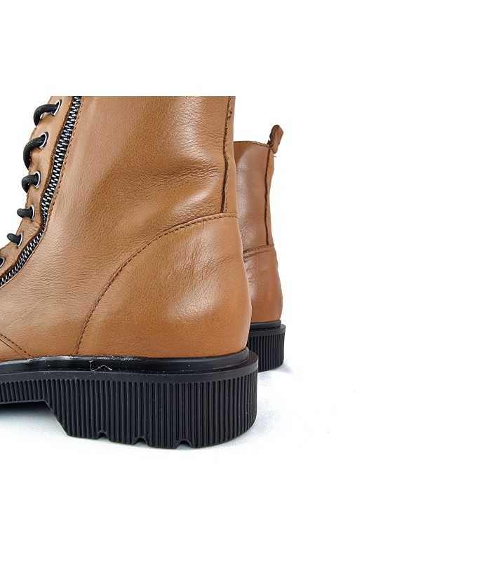 Bota estilo militar waterdrops camel de Rizzoli, vista trasera