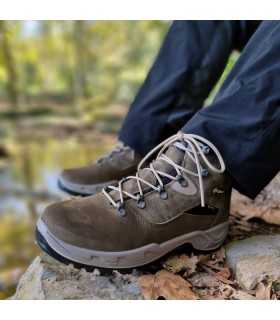 primer plan de Bota trekking Mulhacen camuflaje hombre goretex de Chiruca puiestas en el campo en un hombre