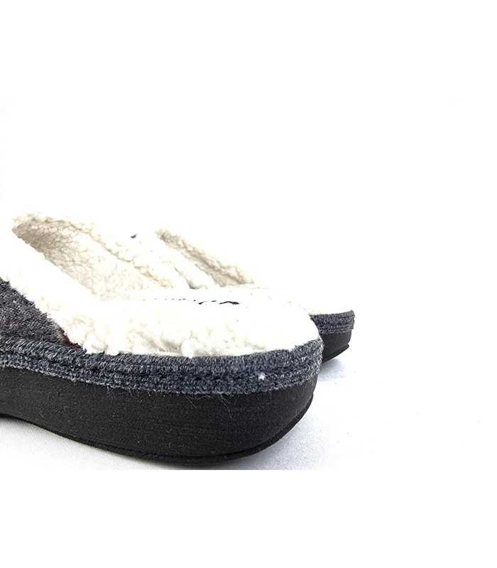 detalle de forro de borreguito y plantilla de borreguito de zapatilla de cuadros de salvi