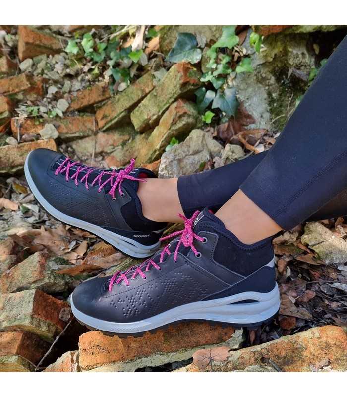 Botas senderismo mujer membrana Gritex color negro puestas en mujer con los pies cruzados