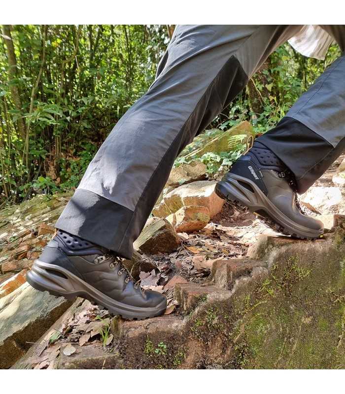 Botas de trekking Dakar V44 negra de Grisport de piel con membrana Gritex puestas