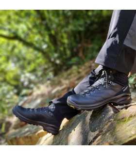 Bota de trekking Dakar V44 negra de Grisport de piel con membrana Gritex puestas en un hombre en la naturaleza