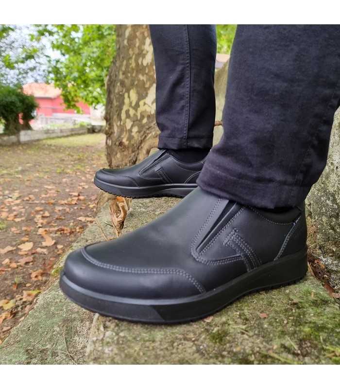 Foto con ellos puestos:
"Elegancia y confort para tus días lluviosos."