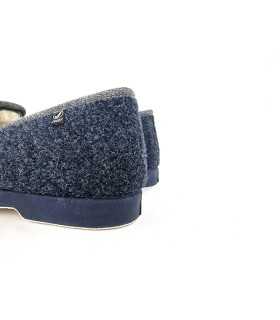 Forro de lana en esta zapatilla de casa de Javer azul