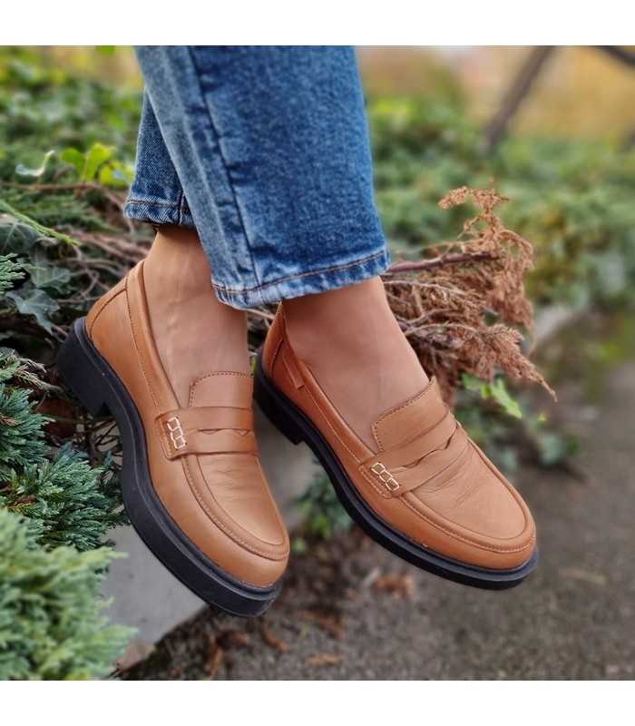 Zapato mocasin mujer piso track 16114601 de Carmela camel puestos con los pies cruzados