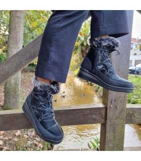 Modelo posando con el Botin mujer 23M570 cuña ligero de Mysoft negro