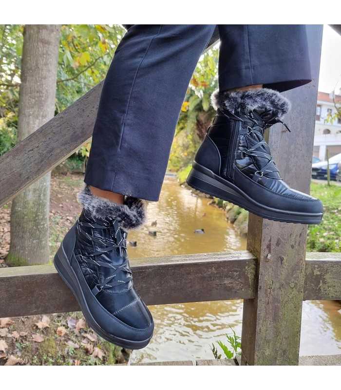 Modelo posando con el Botin mujer 23M570 cuña ligero de Mysoft negro