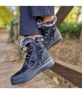 Botin mujer 23M570 cuña ligero de Mysoft negro con los pies cruzados en modelo